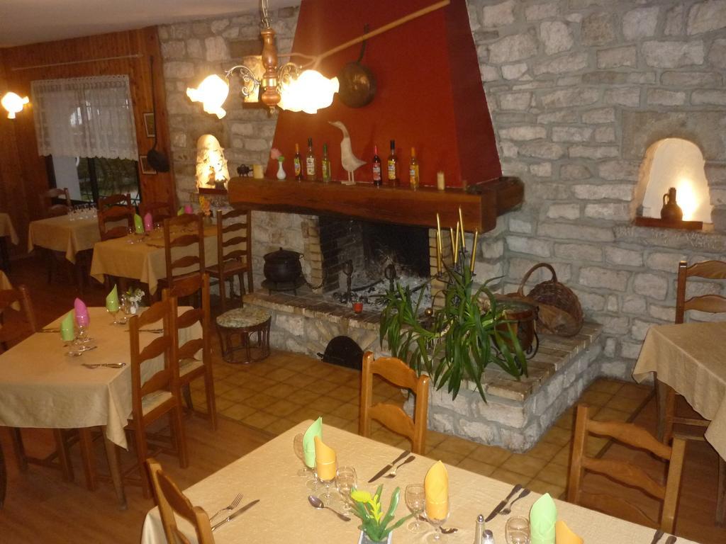 Hotel Restaurant La Chaumiere Du Lac Clairvaux-les-Lacs Esterno foto