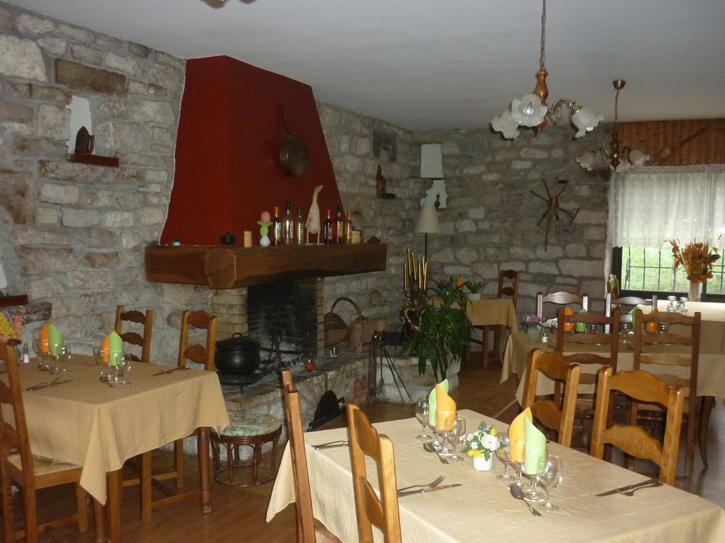 Hotel Restaurant La Chaumiere Du Lac Clairvaux-les-Lacs Esterno foto